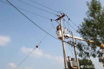 無(wú)棣縣供電公司新上300千伏安變壓器實(shí)施帶電接火送電