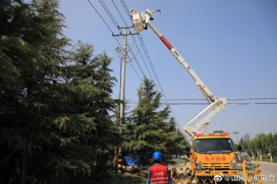 梁山縣供電公司在拳鋪鎮(zhèn)10千伏拳東線44號桿新上400千伏安變壓器帶電接火