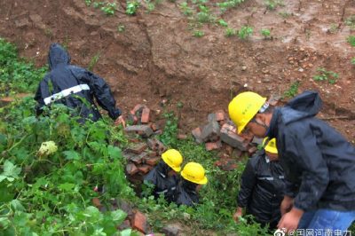 新安縣供電公司搶修10千伏江街線江莊支線被雨水沖垮的電纜溝