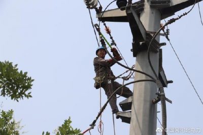 高邑縣供電公司10千伏工業(yè)線重點檢修跨躍鐵路電纜接頭