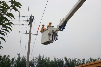 搶修10千伏龍華村5621線路干線12號(hào)桿引流線燒毀