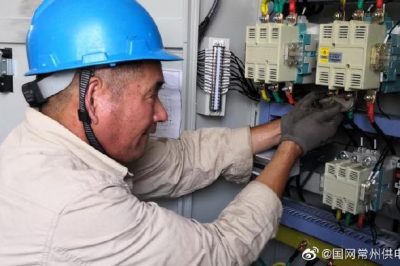 溧陽市供電公司冒高溫搶修配電柜中損壞的接觸器