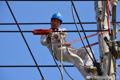 太倉市供電公司對(duì)浮橋鎮(zhèn)方橋村10千伏九明線進(jìn)行遷移