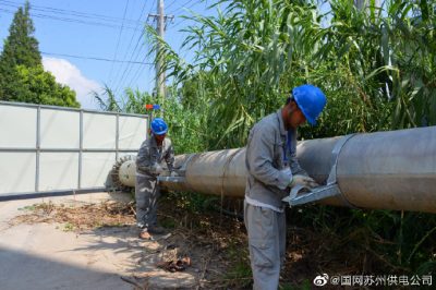 太倉(cāng)市供電公司新塘鎮(zhèn)10千伏塘南線沿線對(duì)32號(hào)桿進(jìn)行遷移