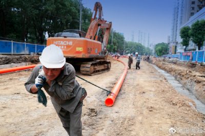 孝感供電公司正在進行城站路槐蔭大道至孝感賓館段CPVC管道預埋施工作業(yè)