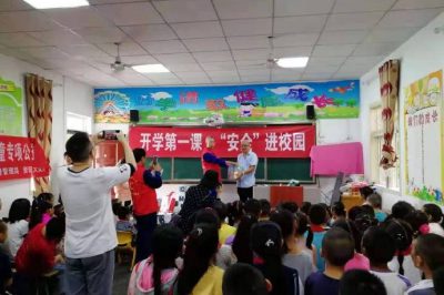 資陽供電公司在文龍小學開展安全進校園活動