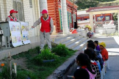 遂寧供電公司爐霍運維班對學(xué)校用電設(shè)備進行排查