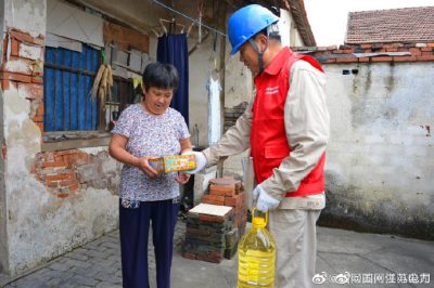 太倉(cāng)市供電公司探望貧困孤寡老人 送去月餅油等生活用品