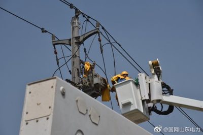 東平縣供電公司10千伏文秀線29號(hào)桿帶電作業(yè)