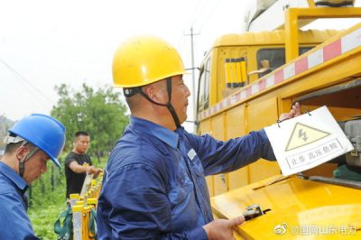 10千伏青川線12號桿帶電作業(yè)安裝分界開關(guān)