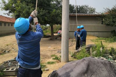 平度市供電公司對云山鎮(zhèn)李家場村機井通電線路進行遷移改造