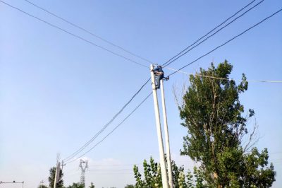 萊陽市供電公司緊線處理由于修路造成弧垂過大的線路