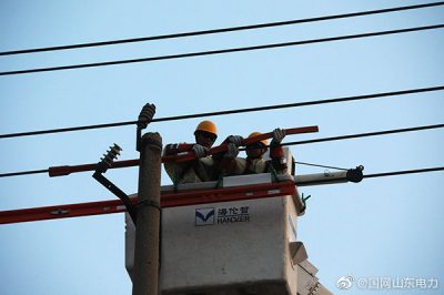 成武縣供電公司帶電拆除了10千伏新大街線37號(hào)桿