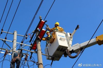 陽(yáng)信縣供電公司在10千伏雷家線帶電作業(yè)