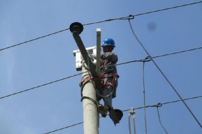 元氏縣供電公司對“煤改電”項目配套電力設(shè)施進行改造