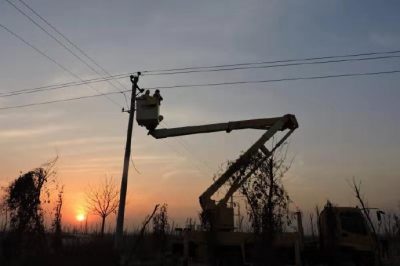 任縣供電公司在10千伏任河線074路進行帶電作業(yè)