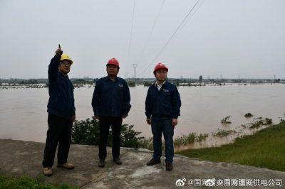 臨潼：“電小二”冒雨對跨越渭河35千伏輸電線路臨田線32號(hào)桿塔進(jìn)行特巡