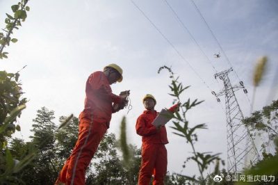 重慶璧山供電公司:紅巖服務(wù)隊(duì)節(jié)前開(kāi)展無(wú)人機(jī)巡線