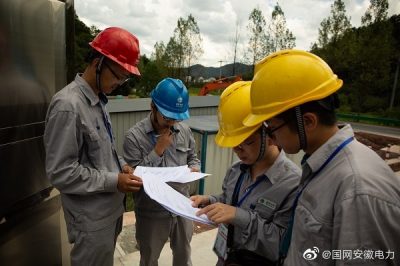 參加變電運檢勞動競賽的參賽者正在向裁判匯報自己對故障的分析