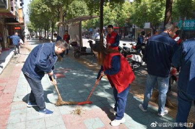 鶴城區(qū)供電公司組織全體黨員開展義務(wù)清掃志愿活動(dòng)