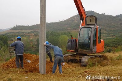 大張莊鎮(zhèn)溝窩臺區(qū)進行電網(wǎng)改造施工