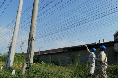 橫扇供電所巡查轄區(qū)內(nèi)的配電線路設備