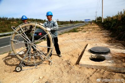 潮水機(jī)場路35千伏季崮線進(jìn)行入地電纜敷設(shè)工作