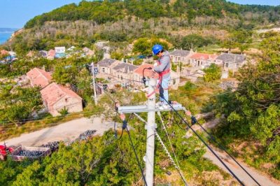 北長(zhǎng)山島10千伏北城線進(jìn)行檢修消缺工作