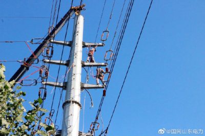 禹城市供電公司對(duì)購物廣場進(jìn)行電纜T接