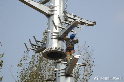 莒縣供電公司在洛河鎮(zhèn)組裝安嶺線鐵塔