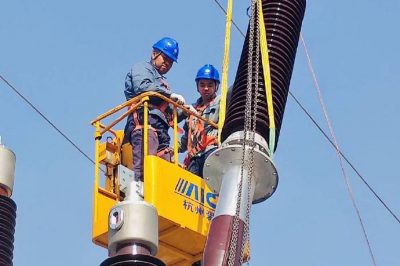 220千伏龍泉變電站進行主變高壓套管安裝工作