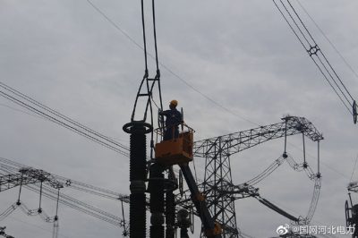 500千伏石北站的擴(kuò)建現(xiàn)場運維人員登上高空車掛好接地線