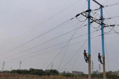 武安市供電公司在35千伏杜營1線對電桿進行防護