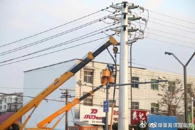 安東北路進(jìn)行電纜上桿安裝工作