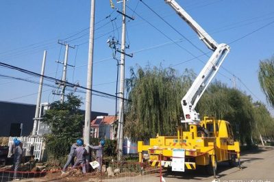 壽光市供電公司帶電接火新安裝的變壓器