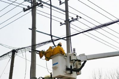 莒南縣供電公司帶電加裝10千伏夾河線電桿開關