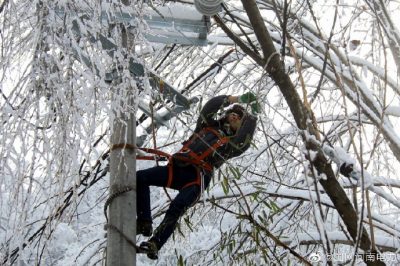 雨雪中緊急搶修受損的10千伏雙寺支線