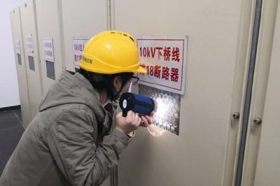 浮屠街變電站檢查電力設備有無凝露