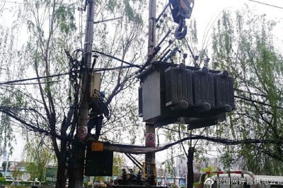 許昌供電公司冒雨對變壓器進(jìn)行緊急搶修