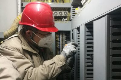 務(wù)本220千伏變電站安裝GIS匯控柜二次接線