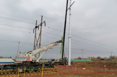 國網沂水縣供電公司輸電工作人員正在冒雨施工