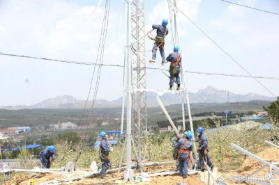 蘋果花開組塔忙 線路遷改強電網(wǎng)