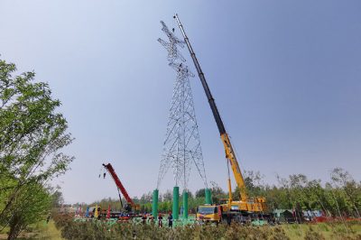 220千伏線路工程N12組塔施工現(xiàn)場