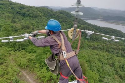 安裝防振錘，消除振動力