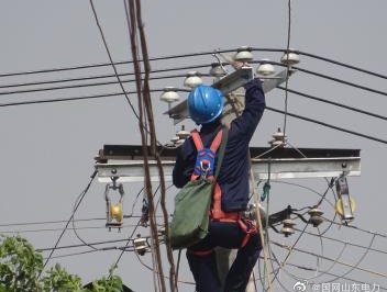 大張莊鎮(zhèn)北溝崖臺區(qū)進行電網(wǎng)改造施工