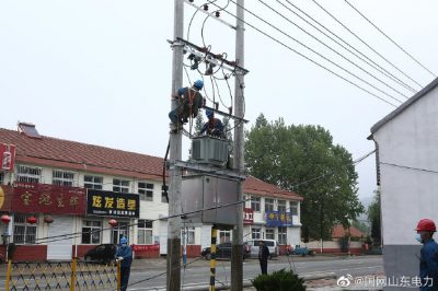 海陽供電公司在10千伏小政線進行線路改造