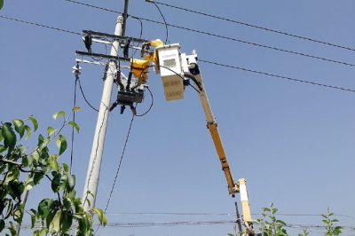 緊急帶電搶修10千伏線路電桿設(shè)備線夾