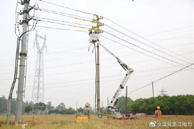 利用10千伏履帶式絕緣斗臂車帶電拆除電纜頭引線