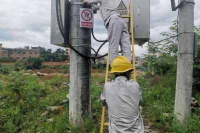 為配電變壓器懸掛安全警示牌