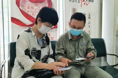 電力小哥也管“修手機”？分外事也是一片心